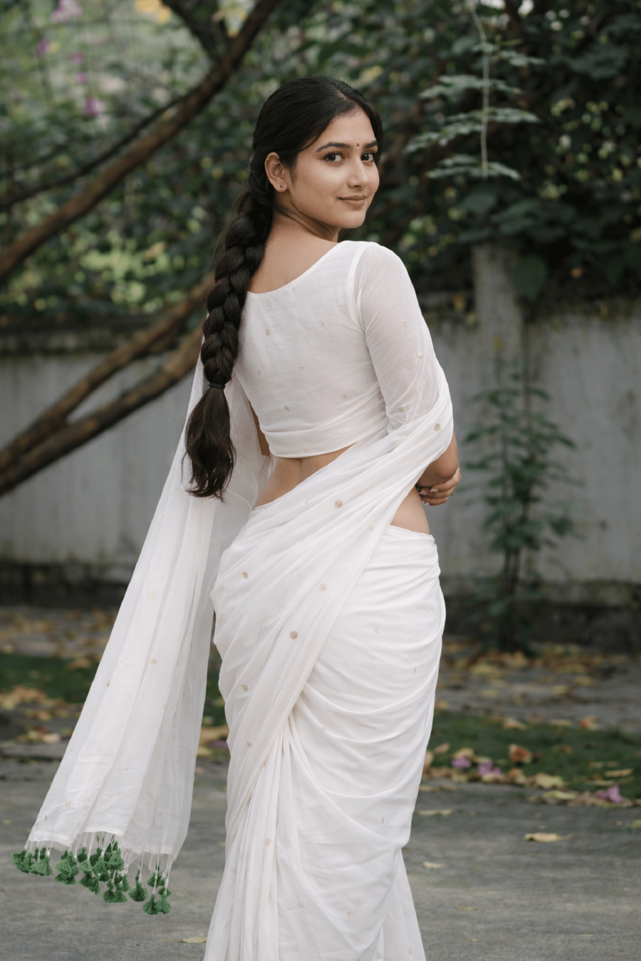 Rhythmic Bloom – Embroidery Pocket Saree