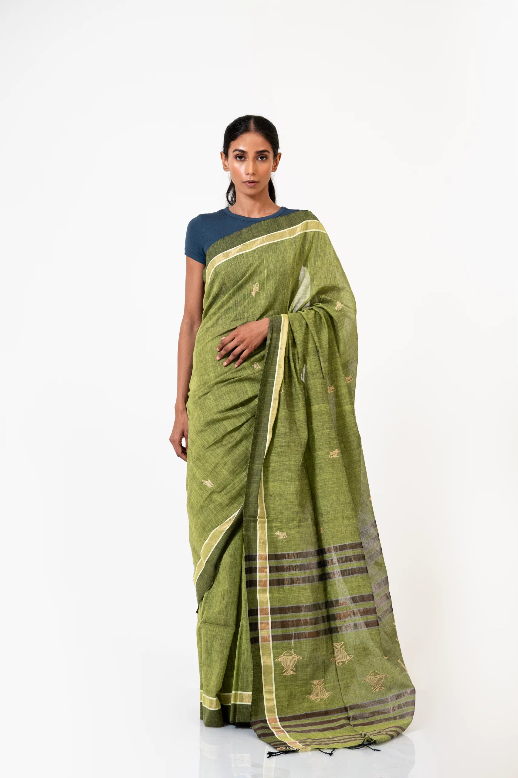 Swimming in a Fish Bowl – Handwoven Jamdani Saree with Minimalist Design - Kozylook
