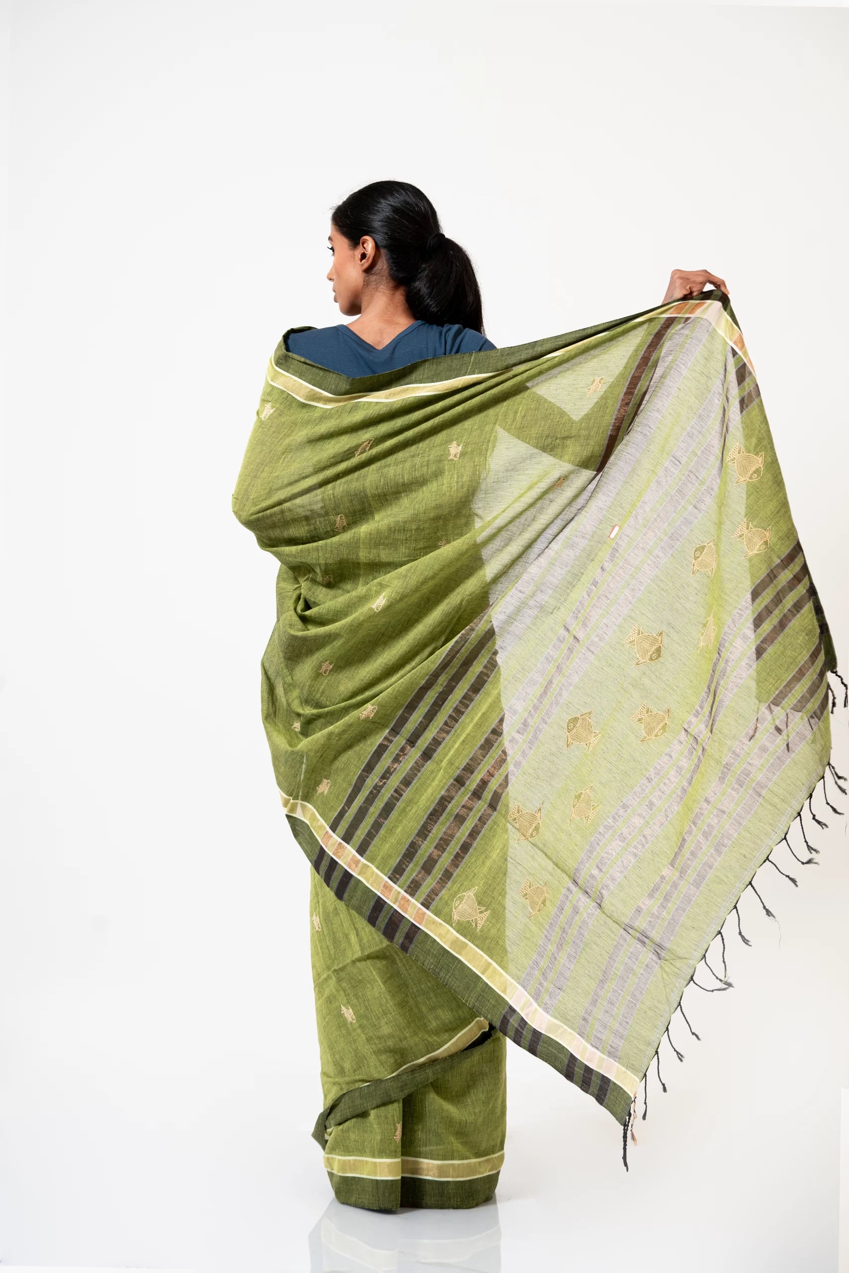 Swimming in a Fish Bowl – Handwoven Jamdani Saree with Minimalist Design - Kozylook