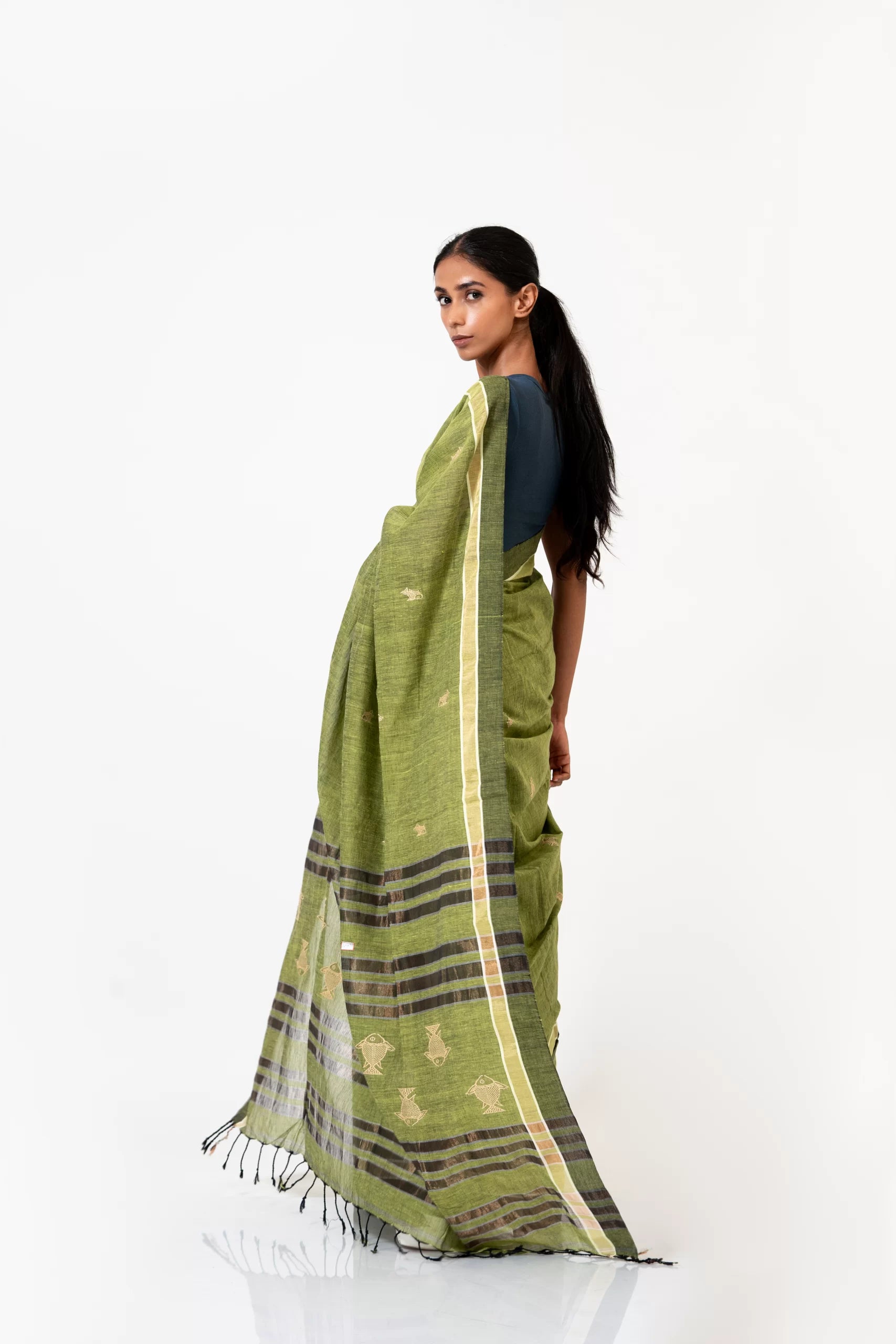 Swimming in a Fish Bowl – Handwoven Jamdani Saree with Minimalist Design - Kozylook