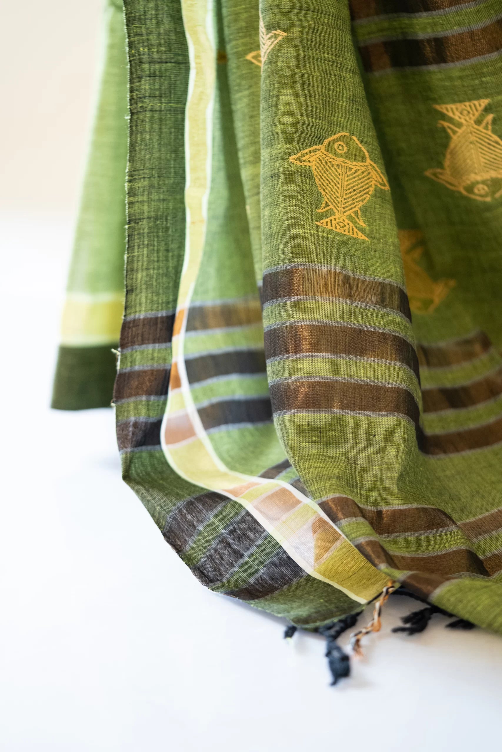 Swimming in a Fish Bowl – Handwoven Jamdani Saree with Minimalist Design - Kozylook