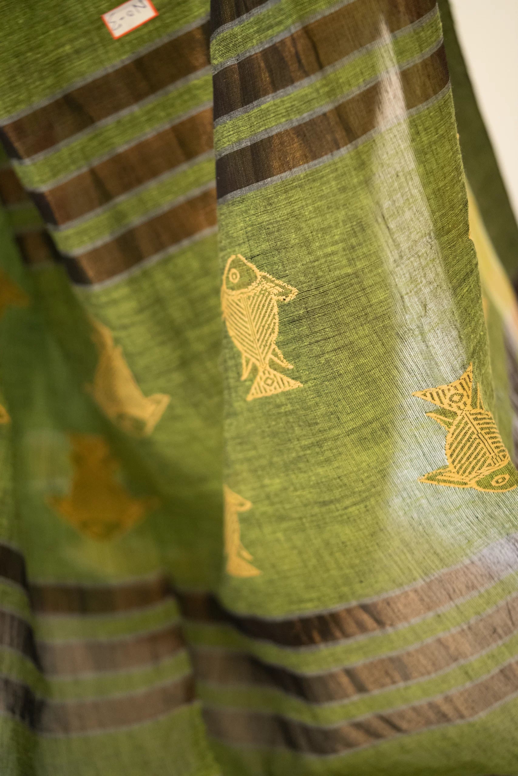 Swimming in a Fish Bowl – Handwoven Jamdani Saree with Minimalist Design - Kozylook